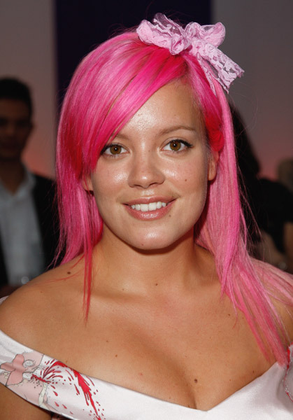 Lily Allen s růžovými vlasy