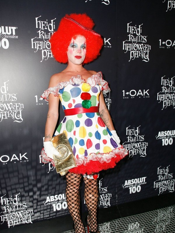 Pink v Halloweenském kostýmu)