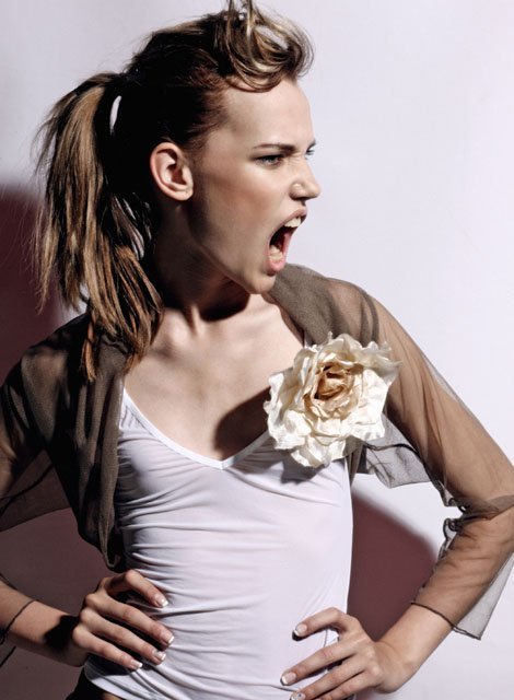 Fotografie ženy s květinou na triku