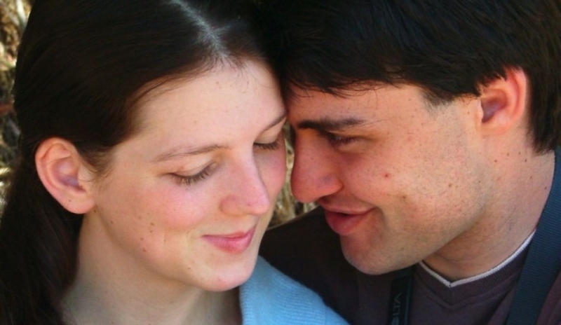 Fotografie muže a ženy při flirtování