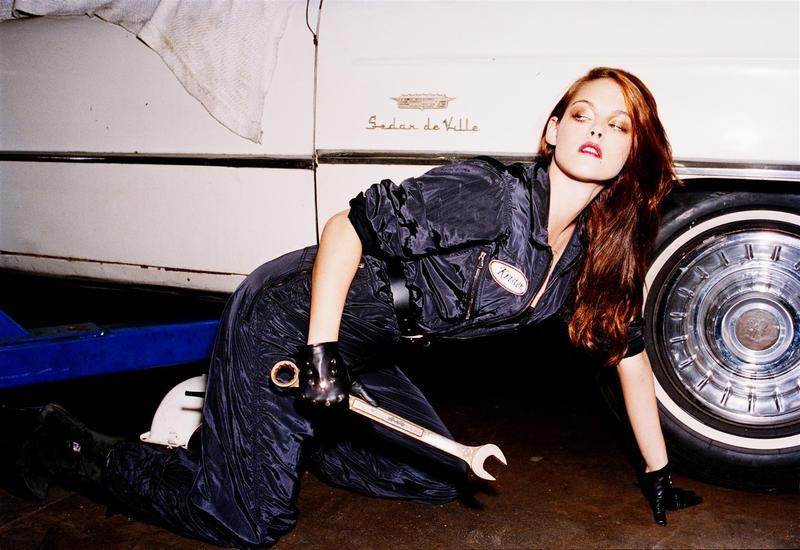 Kristen Stewart v modré kombinéze s klíčem v ruce