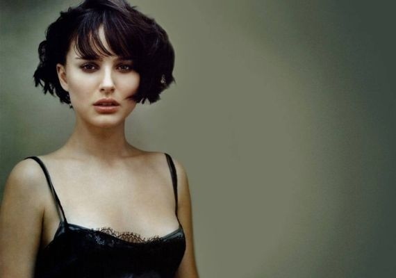 Fotografie ženy s krátkými tmavými vlasy v černé košilce