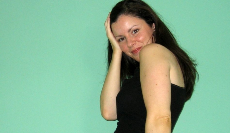 Žena v černém triku s rukou pod hlavou