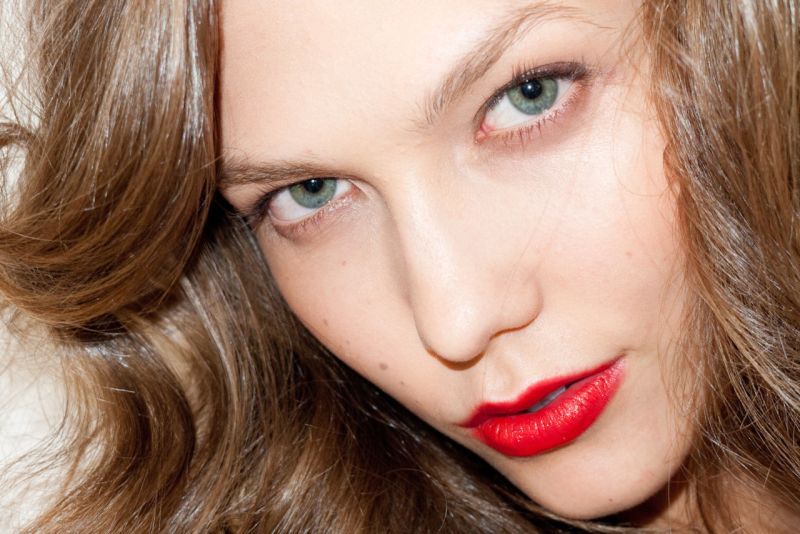 Detailní záběr na obličej ženy s výrazně červenými rty