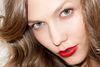 Detailní záběr na obličej ženy s výrazně červenými rty