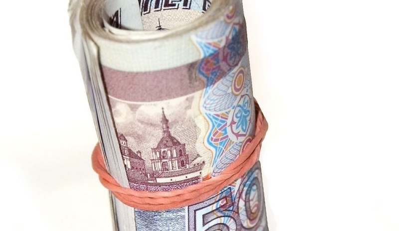 Peníze stočené do ruličky