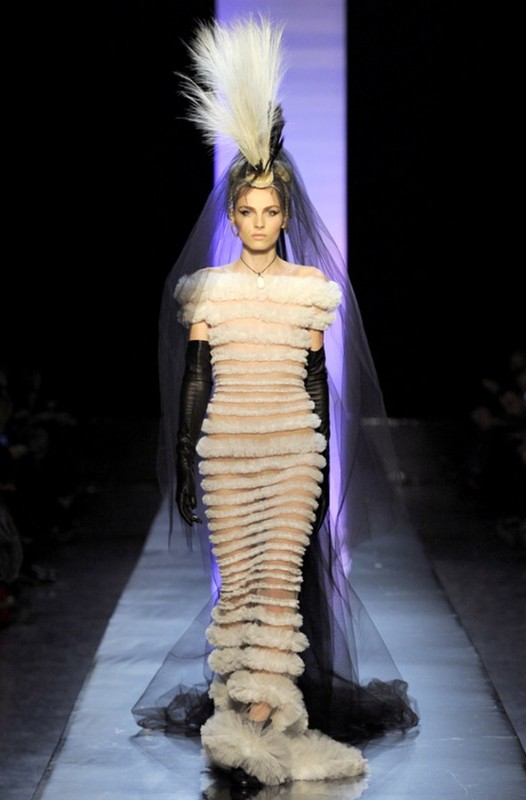 Fotografie ženy předvádějící model na mólu