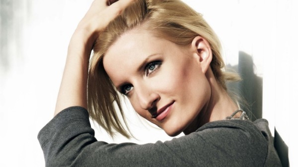 Adéla Banášová s hlavou v dlaních