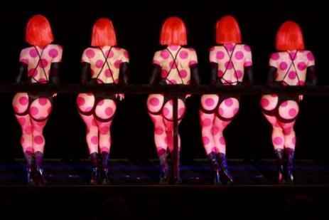 Tanečníci pařížského kabaretu