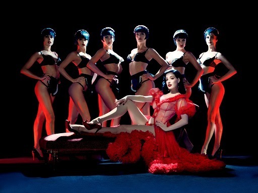 Fotografie zobrazující tradiční kabaret v Paříži