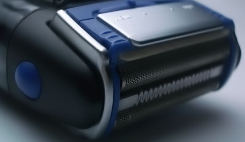 Detailní záběr na holící planžetu pánského holícího strojku