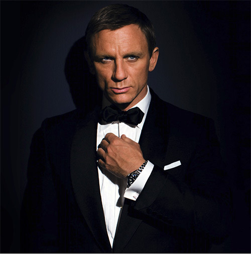 Daniel Craig v obleku s motýlkem