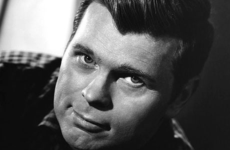 Barry Nelson na černobílé fotografii s detailem na obličej