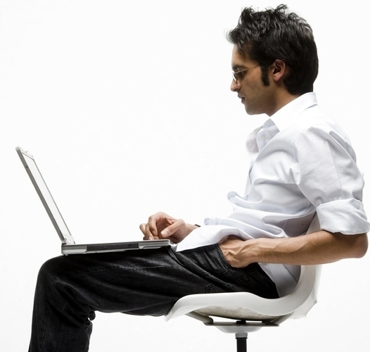 Facebook - chraňte si své soukromí Fotografie muže s notebookem na nohách