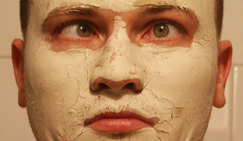 Fotografie muže s pleťovou maskou na obličeji