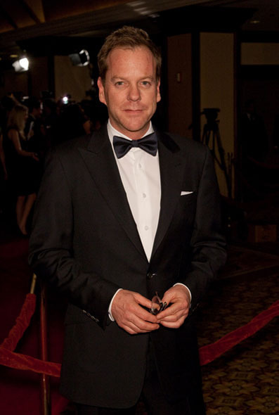 Kiefer Sutherland v obleku s motýlkem