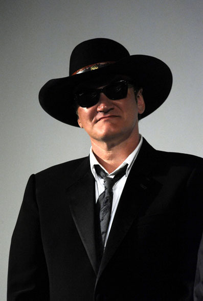Quentin Tarantino v černém klobouku a slunečních brýlích