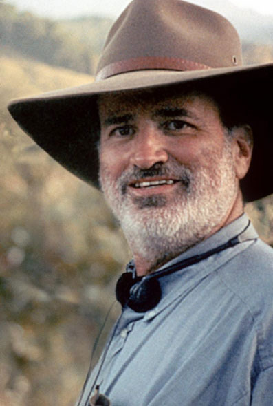 Vosatý Terrence Malick s kloboukem na hlavě