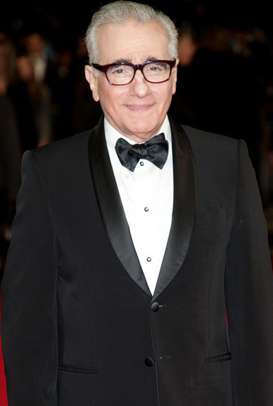 Starší muž v obleku s motýlkem